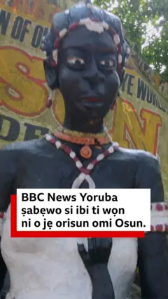 Ere ti wọn gbẹ ni obinrin, o wọ aṣọ funfun, ilẹkẹ wa ni ọrun rẹ