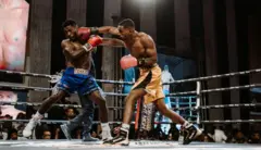 የማርሻል አርት ተወዳዳሪዎች በሪንግ ውስጥ ሆነው