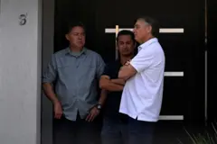 Jair Bolsonaro de camiseta branca na entrada de casa em Brasília