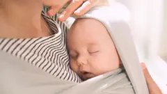 beba u majčinom naručju 