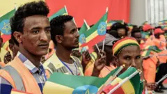 የግንባታው ሠራተኞች የኢትዮጵያ ባንዲራ ይዘው