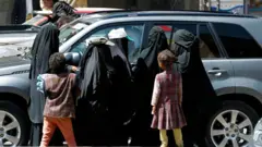 متسولات في اليمن