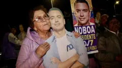 Пожилая женщина обнимает картонное изображение Даниэля Нобоа.