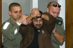 مروان البرغوثي وتظهر في الصورة يداه مكبلتان بالأصفاد.