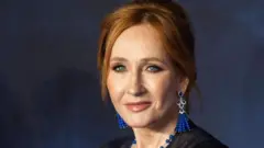 JK Rowling, uma mulher brancajogo do foguete cassinomeia idad,jogo do foguete cassinoolhos azuis e cabeli vermelho