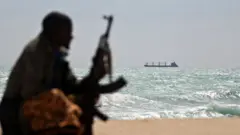 Nama qarqara galaanaa biratti qawwee qabatee jiru