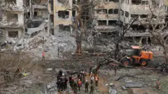 Equipe de emergência trabalha em local atingido após lançamento de mísseis do Irã para Israel, em Tel Aviv.