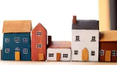 Casinhas de madeira lado a lado