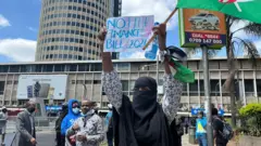 Umugore urimo kwigaragambya  Nairobi mu mujyi ku wa kabiri