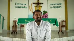 Homem indianoaviao pixbetpele escura sentado dentro da igreja