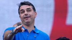 Flávio Bolsonaro enfrente crises e isolamento na campanha presidencial