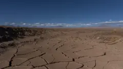 Rachaduras no terreno de um local de extração de água no deserto de Atacama perto de Peine, no norte do Chile