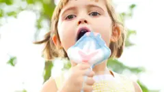 طفلة تحمل آيس كريم يذوب 