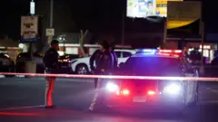 تعدادی خودرو پلیس در تاریکی شب