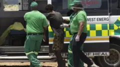 Umucukuzi unanutse cyane w'intege nkeya azanywe ku mbangukiragutabara yari imutegereje nyuma yuko atabawe agakurwa mu kirombe 

