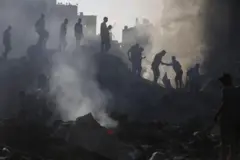 उद्धारकर्ताहरू भग्नावशेष खोतल्दै बिहीवार गाजा स्ट्रिपमा 