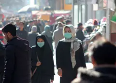 دوه مېرمنې ککړه هوا کې روانې دي