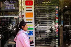 عبور زنی بی حجاب از مقابل یک صرافی در تهران