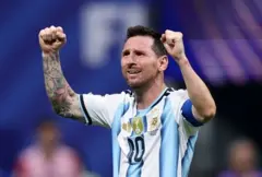 Visivelmente emocionado, Messi comemora classificação após virada contra o Egito