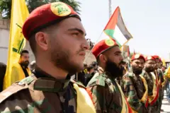 مقاتلو حزب الله خلال تشييع جنازة وهبي محمد إبراهيم في قرية كفركلا في جنوب لبنان في 20 يونيو/حزيران 2024