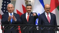 نتنياهو (يسار) وعبد الله بن زايد (وسط) ووزير خارجية البحرين في صورة قبيل توقيع الاتفاقات الإبراهيمية في البيت الأبيض