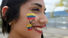 Una colombiana sonríe poco antes de que comience un partido entre Venezuela y Colombia de las eliminatorias de la Copa Mundial de la FIFA 2018 en el Estadio Pueblo Nuevo, San Cristóbal, Venezuela, el 31 de agosto de 2017.