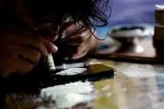 Hombre esnifando cocaína