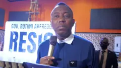 Aworan Omoyele Sowore nibi ipade ita gbangba to ti pe fun iyọnipo Gomina Akeredolu lakoko to n ṣaarẹ
