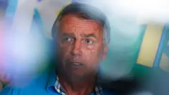 Fotobetano iniciantesJair Bolsonaro vestindo uma camisa azul