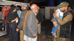 ركاب جرى تحريرهم من القطار المحاصر