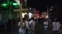 خرج أهالي منطقة الحواش في مسيرة شموع باتجاه بلدة عناز، تحت شعار “نموت وما نرضى بالذل”، على خلفية مقتل شابين من أبناء الديانة المسيحية في المنطقة.