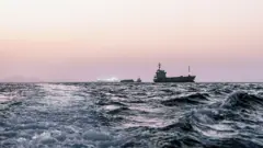 油輪和貨船於2026年6月21日停泊在阿曼馬斯喀特的卡布斯蘇丹港（Port Sultan Qaboos）外海。