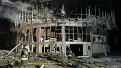 Зруйнована обсирілами будівля 