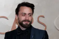 Kieran Culkin sorrindo em frente a painel do Oscar