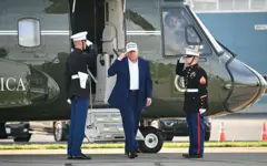 Trump descendo de helicóptero