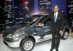 Ratan Tata, ari imbere y'imodoka nshya ya Indigo 'Marina' ya Tata Motors ubwo bayimurikaga i Mumbai muri Nzeri 2004 