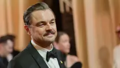 लियोनार्डो डिकैप्रियो हॉलीवुड के डॉल्बी थिएटर पहुंचते समय क्लासिक टक्सीडो और मूंछ के साथ नजर आए