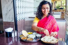 భోజనం చేస్తున్న మహిళ