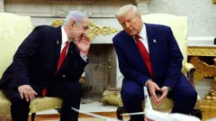 نتانیاهو در حال گفت‌وگو با دونالد ترامپ