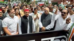 गुरुवार को नई दिल्ली में संसद परिसर में चल रहे मॉनसून सत्र के दौरान, लोकसभा में विपक्ष के नेता राहुल गांधी, कांग्रेस सांसद प्रियंका गांधी और समाजवादी पार्टी के राष्ट्रीय अध्यक्ष अखिलेश यादव ने अन्य विपक्षी सांसदों के साथ मिलकर केंद्रीय शिक्षा मंत्री धर्मेंद्र प्रधान के इस्तीफे की मांग को लेकर विरोध प्रदर्शन में हिस्सा लिया.