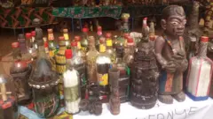 Aworan awon orisa ati igo oogun