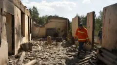 Ermenistan'ın Sotk köyünde itfaiyeciler
