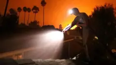 Пожарный с брандспойтом