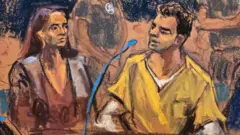 A ilustração mostra um homem de camisa amarela, Luigi Mangione, sentado ao lado de uma mulher, em um tribunal. O desenho, feito em tons de marrom, azul e amarelo, retrata os dois sentados diante de um microfone.