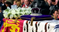 La corona de la Reina con el diamante en el funeral de la reina madre en 2002.