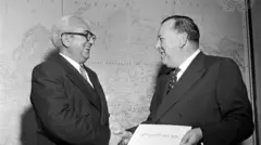 محمد کبیر لودین (سمت چپ) اولین نمایندهٔ دایمی افغانستان درملل متحد بود که به تاریخ ۳۱ اکتوبر ۱۹۵۲ استوار نامهٔ خود را به ترایگولی دبیرکل وقت ملل متحد در مقر این سازمان تقدیم می‌کند