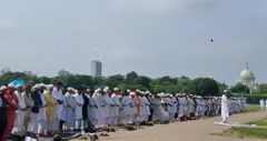 বৃহস্পতিবার ব্রিগেড প্যারেড গ্রাউন্ডে নামাজ পড়ার দৃশ্য 