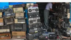 Aworan ọpọ redio nibi ti wọn ti n tun un ṣe, ọkunrin kan naa wa nibẹ.