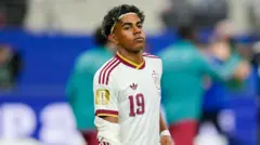 Lamine Yamal com o uniforme da seleção da Espanha, durante uma partida