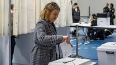 Голосування проходило на 72 виборчих дільницях, розкиданих по всьому острову